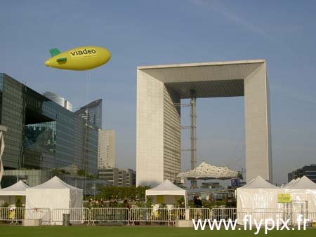 Ballon dirigeable publicitaire dėployė sur la Dėfense, à Paris